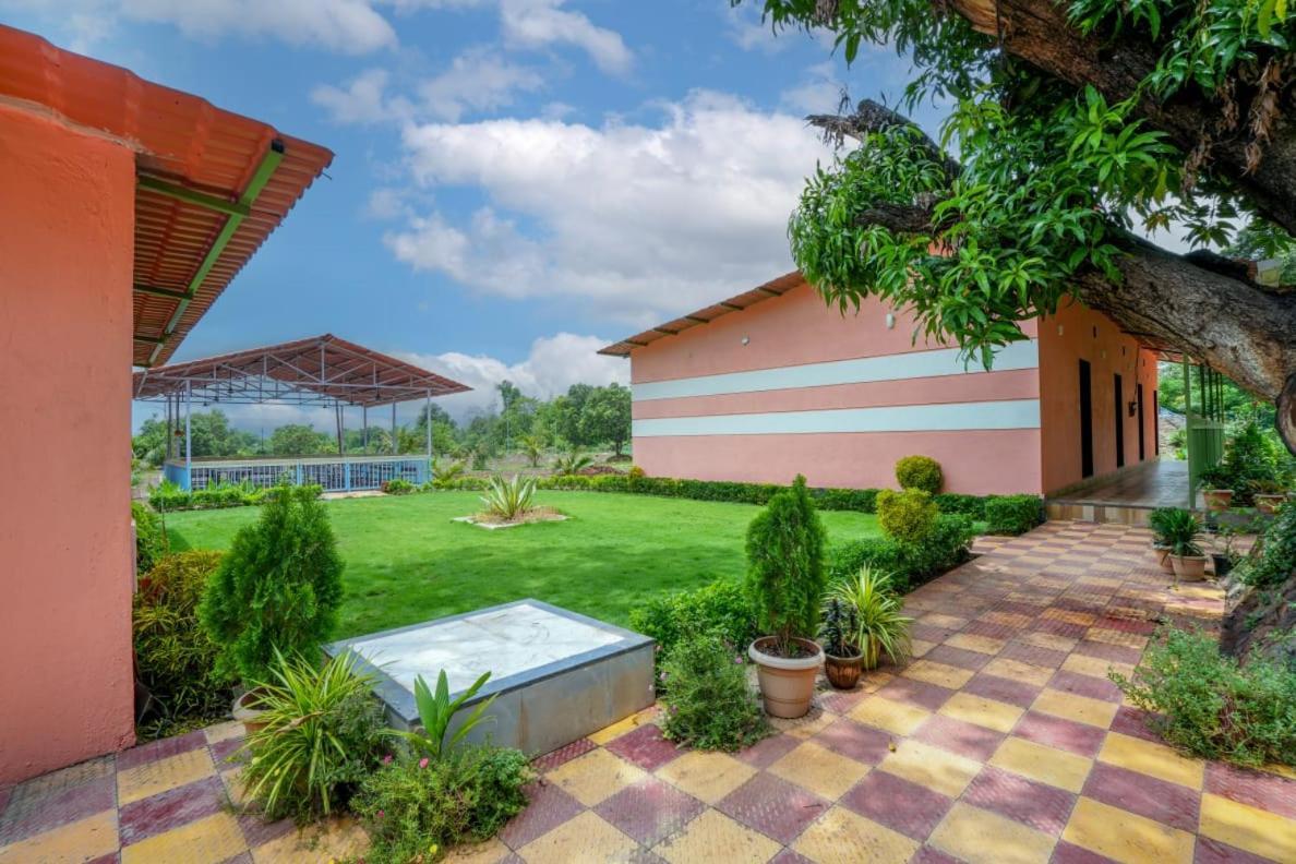 Hotel Mahalakshmi Agro Tourism Poinad Exterior foto