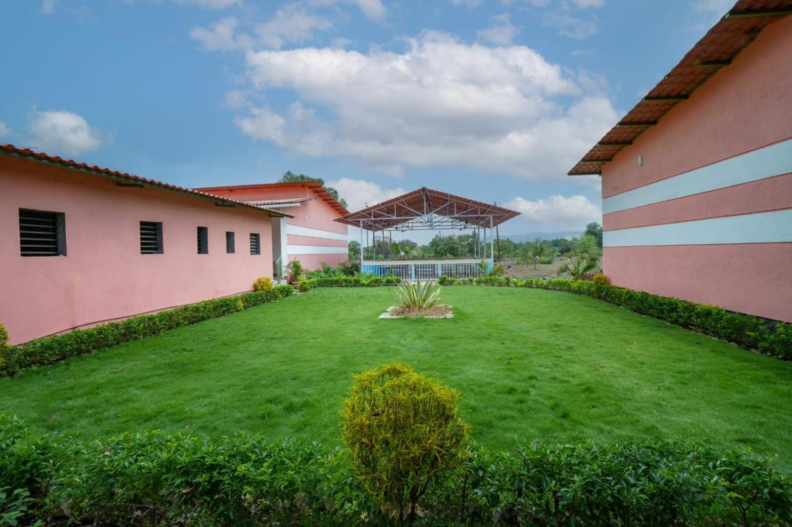 Hotel Mahalakshmi Agro Tourism Poinad Exterior foto